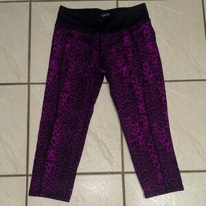 Betsey Johnson Performance M Cropped Leggings in Cheetah Purple Gym Yoga
